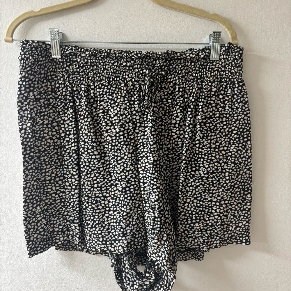Abercrombie & Fitch Black and Cream Patterned Shorts